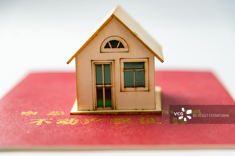 小房子模型和不动产权证书图片素材