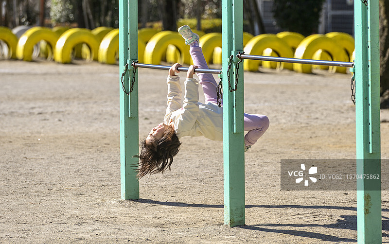 女孩试图爬上栏杆图片素材
