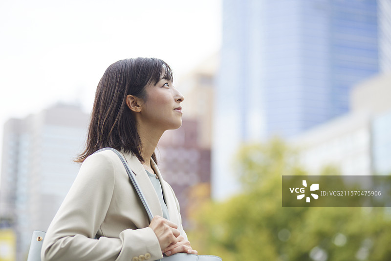 身穿西装的日本女商人在办公区工作图片素材