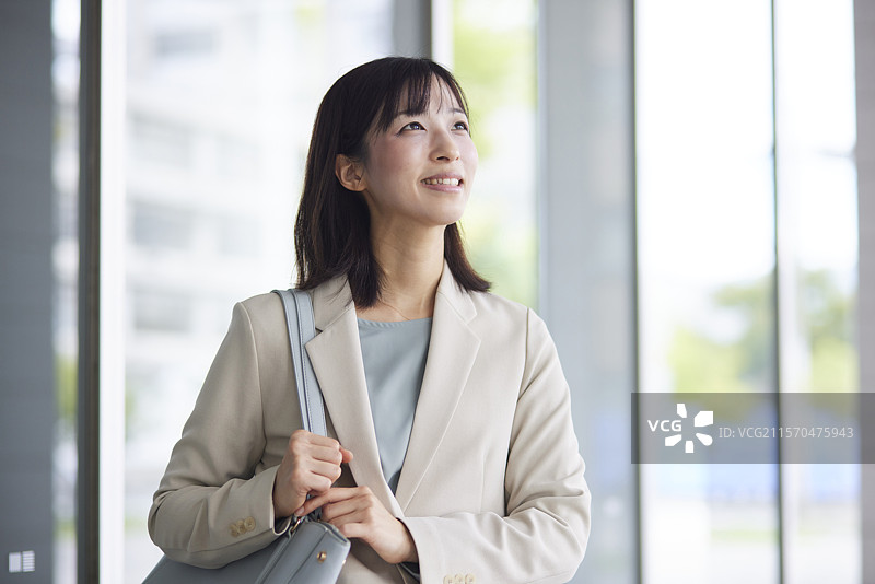 日本女商人离开办公室图片素材