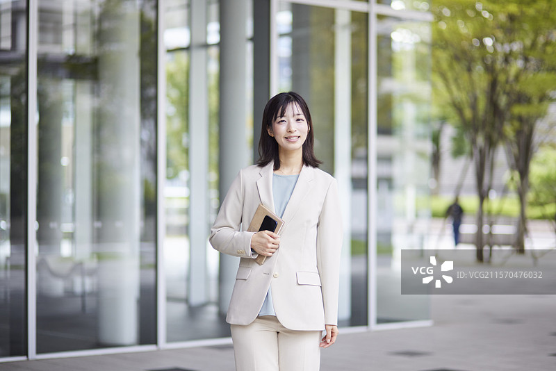 微笑的日本女商人肖像图片素材