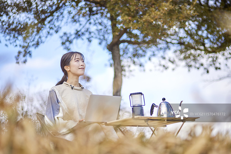 冬季在山中户外使用电脑的日本女性图片素材