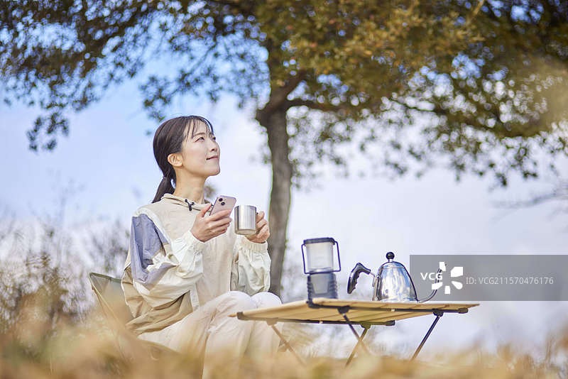 冬季山区使用智能手机的日本女性图片素材