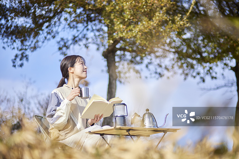 冬季在山中享受阅读的日本女性图片素材