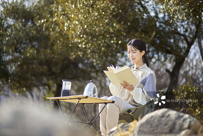 冬季在山中享受阅读的日本女性图片素材