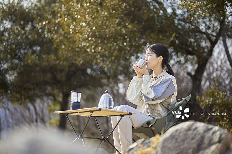 日本女性在冬季的山中享受户外时光图片素材