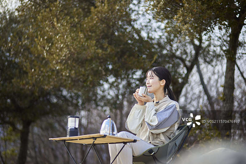 日本女性在冬季的山中享受户外时光图片素材