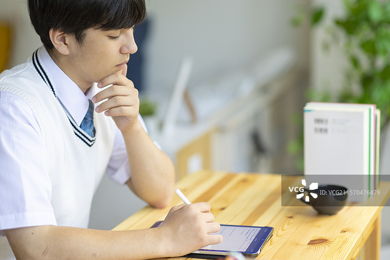 高中生在家学习图片素材