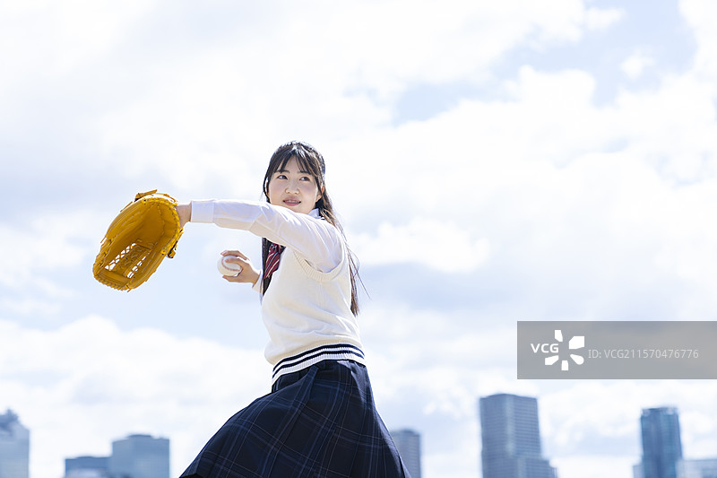 高中生在投掷一个球图片素材