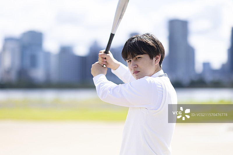 高中生举着一根棒球棒图片素材