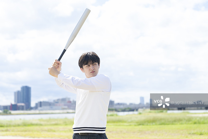 高中生举着一根棒球棒图片素材