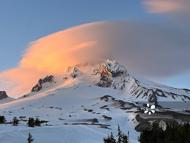日落时分，俄勒冈州美国的雪山美景与天空相映成趣。图片素材
