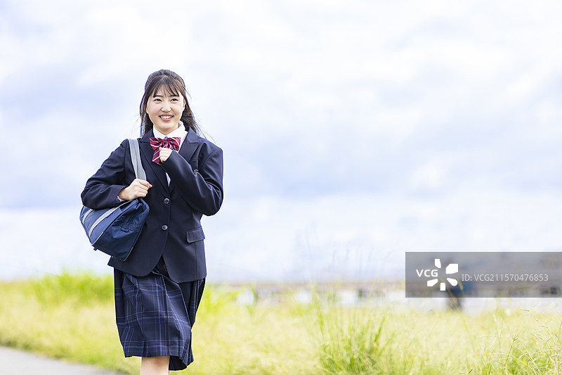 高中生们面带微笑奔跑图片素材