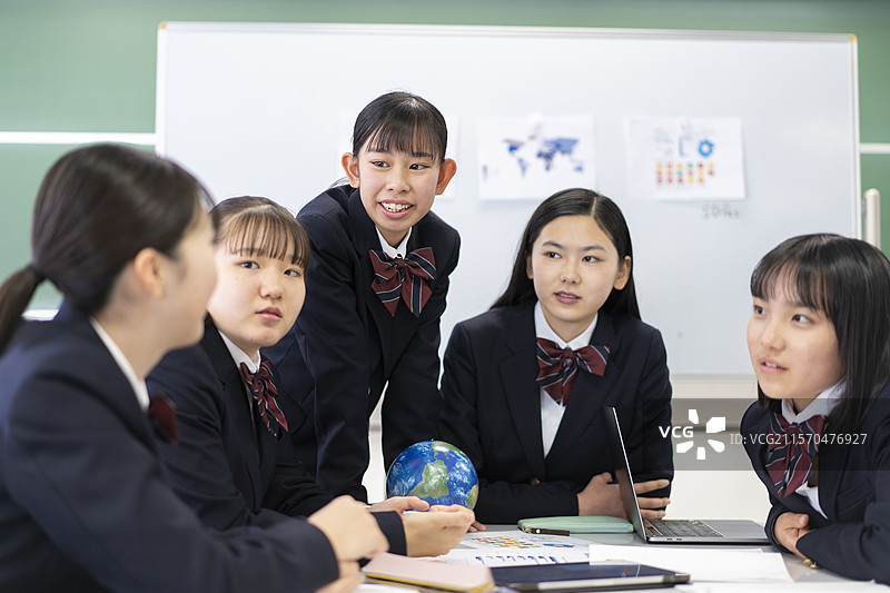 学生们在讨论图片素材