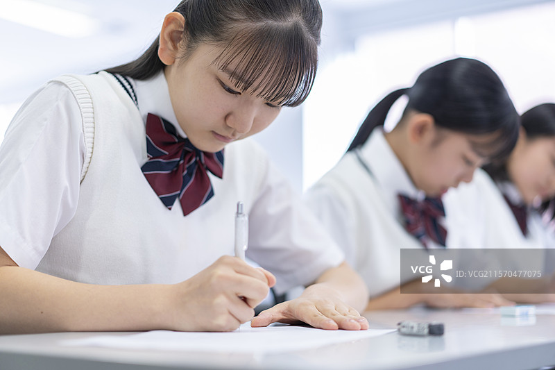 学生们正在参加考试图片素材