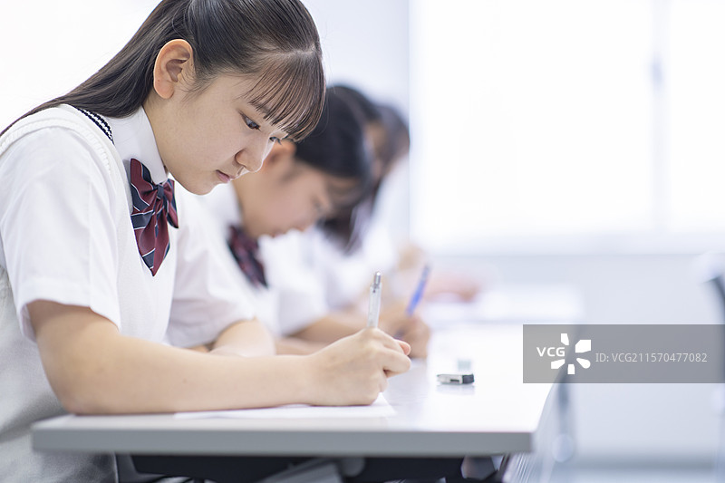 学生们正在参加考试图片素材