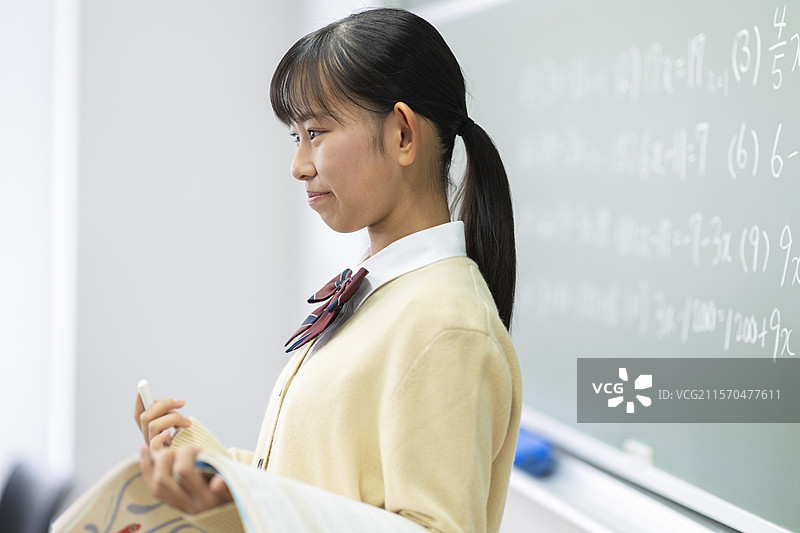 学生们展示他们的答案图片素材