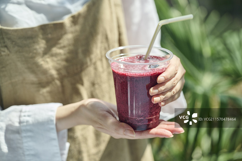 手拿蓝莓冰沙的女人图片素材
