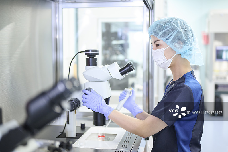 胚胎学家在培养室使用显微镜图片素材