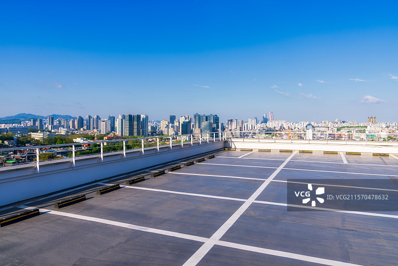 韩国首尔特别市，龙山区，厚岩洞，都市天际线，南山观景台，露天停车场，大院精舍屋顶停车场，观景台，春季图片素材
