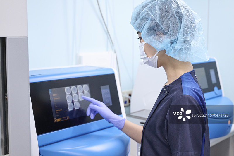 胚胎学家在培养箱中观察受精卵图片素材