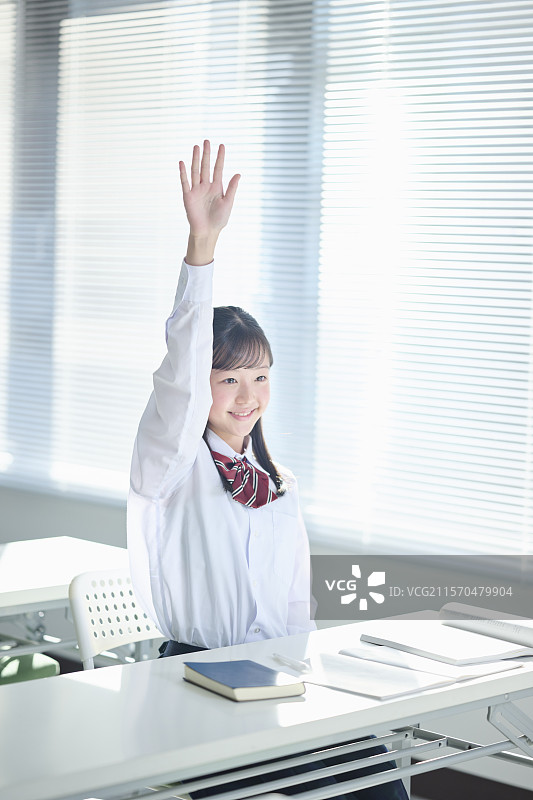 初中女生在课堂上举手图片素材