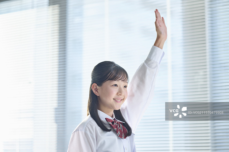 初中女生在课堂上举手图片素材
