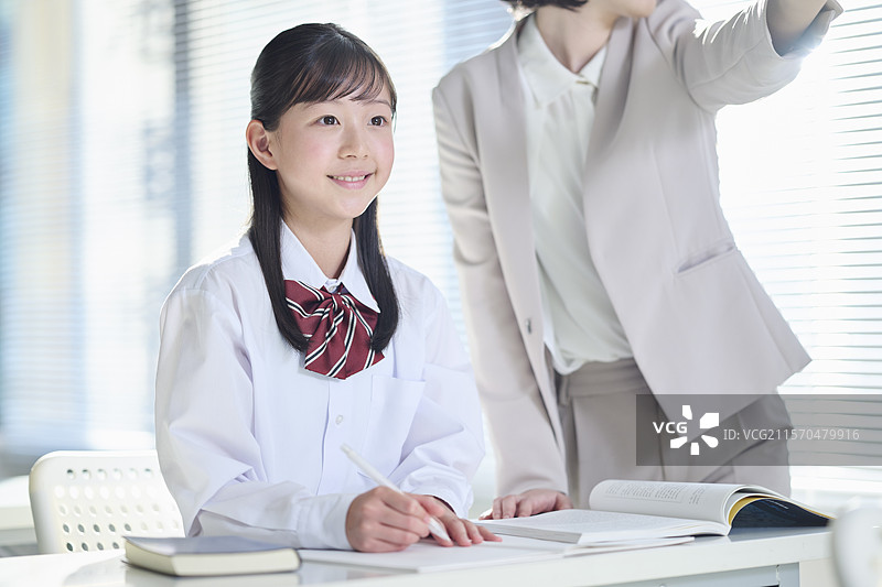 初中女孩与辅导老师一起学习图片素材