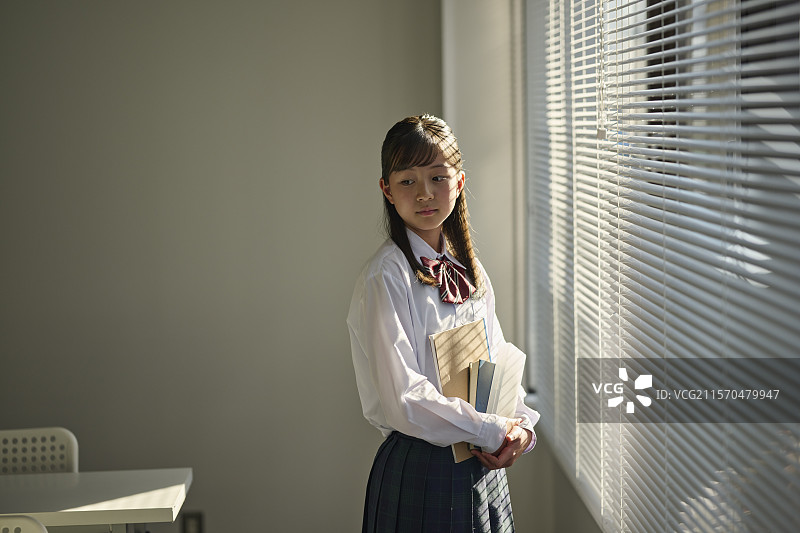 初中女生在傍晚的教室里图片素材