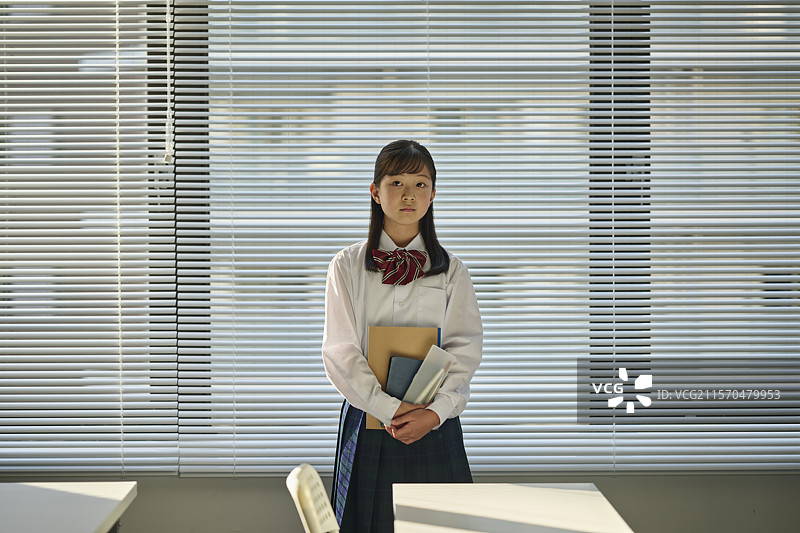初中女生在傍晚的教室里图片素材