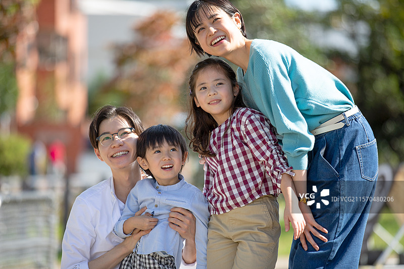 一家四口在公园里远望图片素材