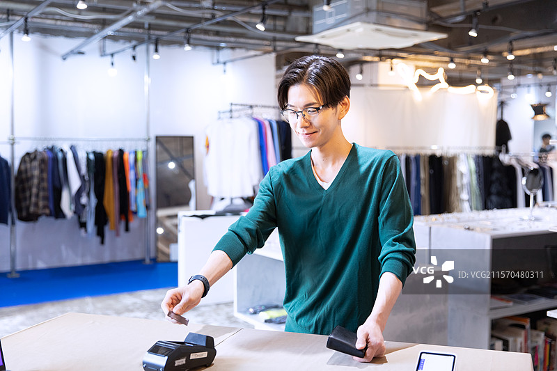 男子在终端机上提供信用卡图片素材