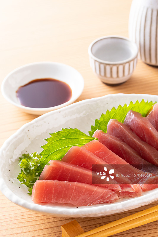 金枪鱼刺身和清酒图片素材