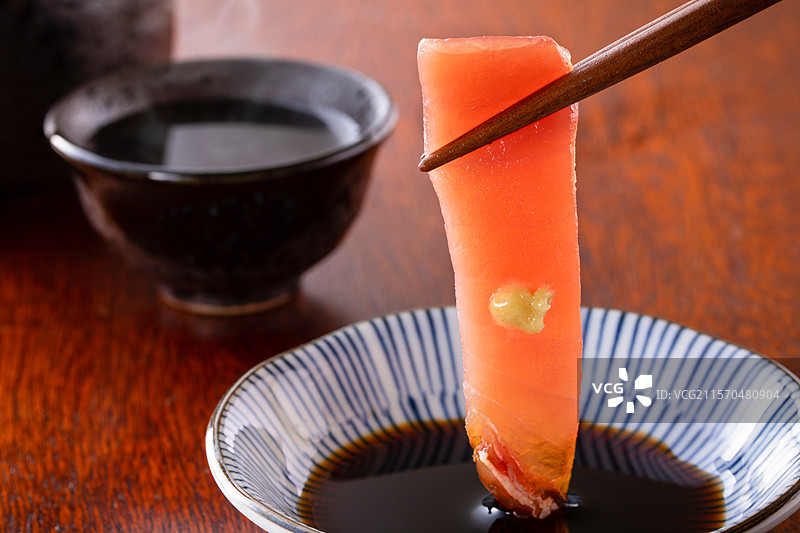 吃金枪鱼刺身图片素材