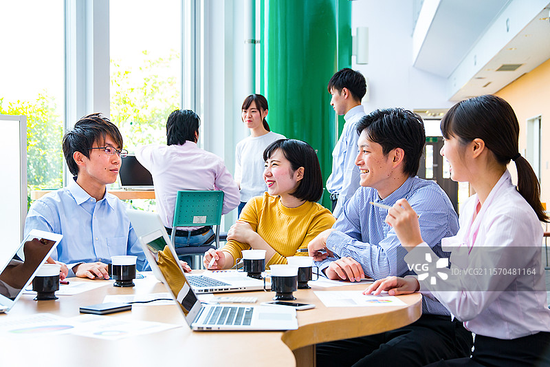 年轻员工在公司召开规划会议图片素材