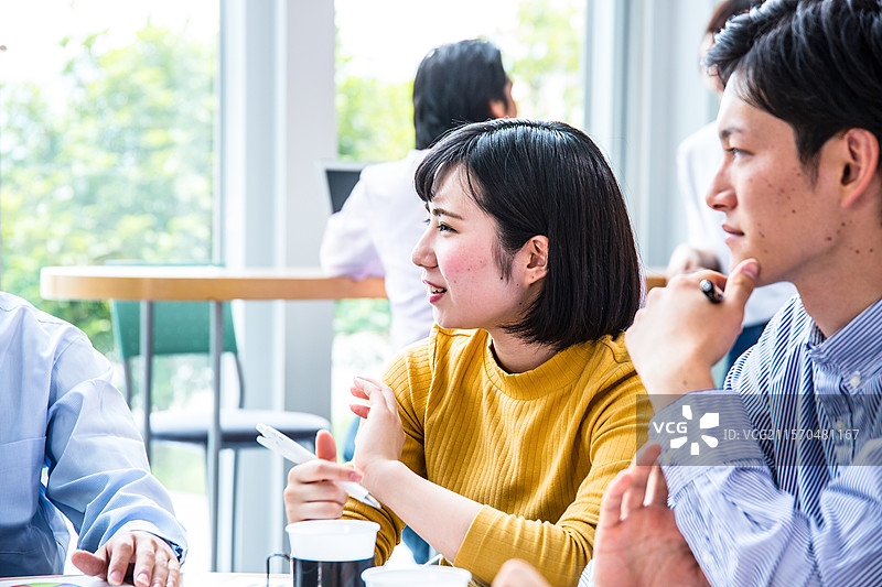 年轻员工在公司召开规划会议图片素材