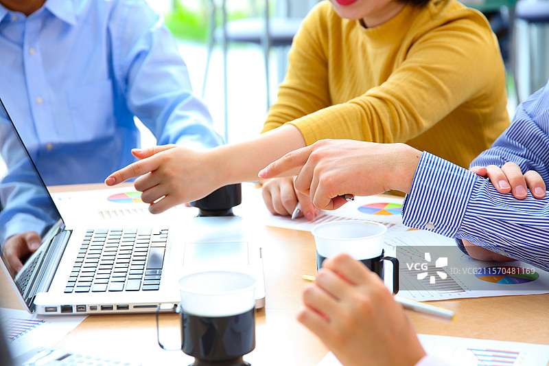 年轻员工在公司召开规划会议图片素材