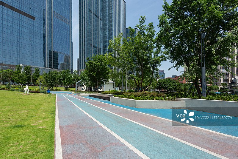 城市现代商务高楼和公园运动跑道图片素材