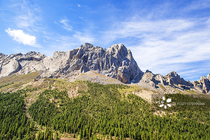 甘肃甘南州迭部县扎尕那乡村 扎尕那 甘南扎尕那风光 甘南迭部县扎尕那景区 扎尕那峡谷锋利陡峭 草原图片素材