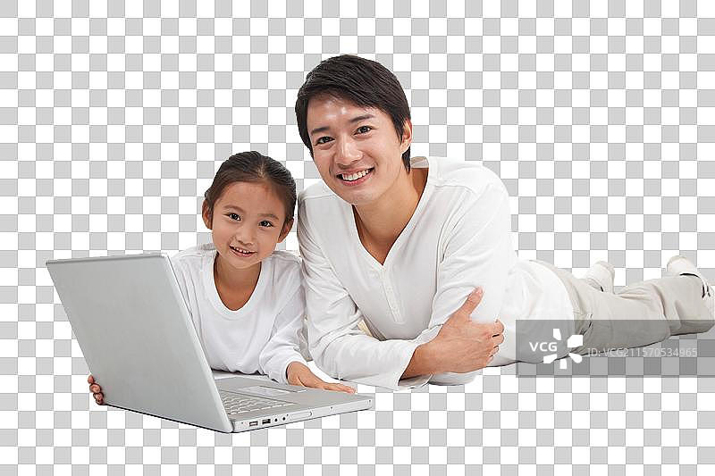 棚拍年轻父亲和小女孩使用笔记本电脑图片素材