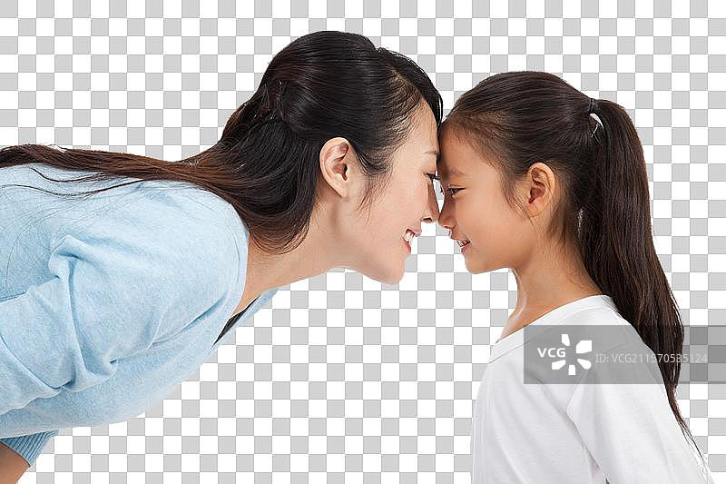 棚拍休闲装年轻母亲和小女孩亲昵图片素材
