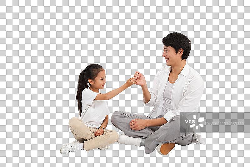 棚拍休闲装年轻父亲和小女孩拉手图片素材