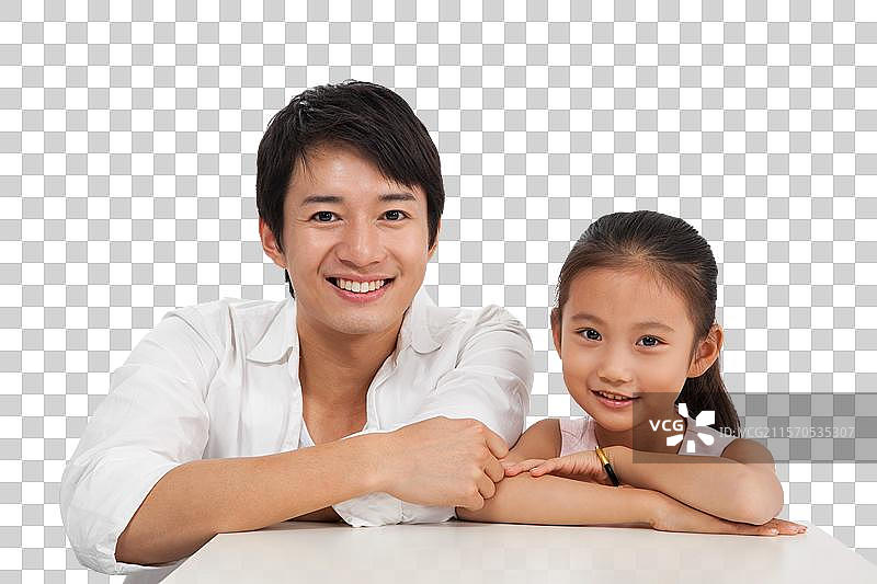 棚拍休闲装年轻父亲和小女孩图片素材