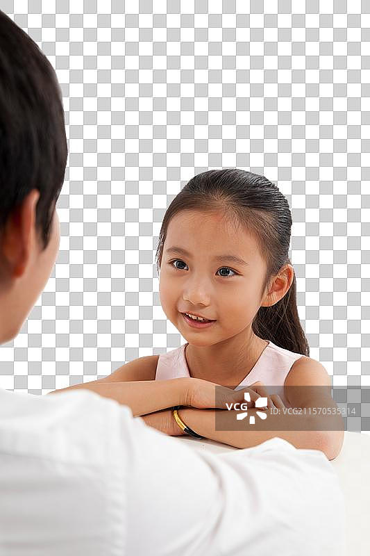 棚拍休闲装年轻父亲和小女孩图片素材