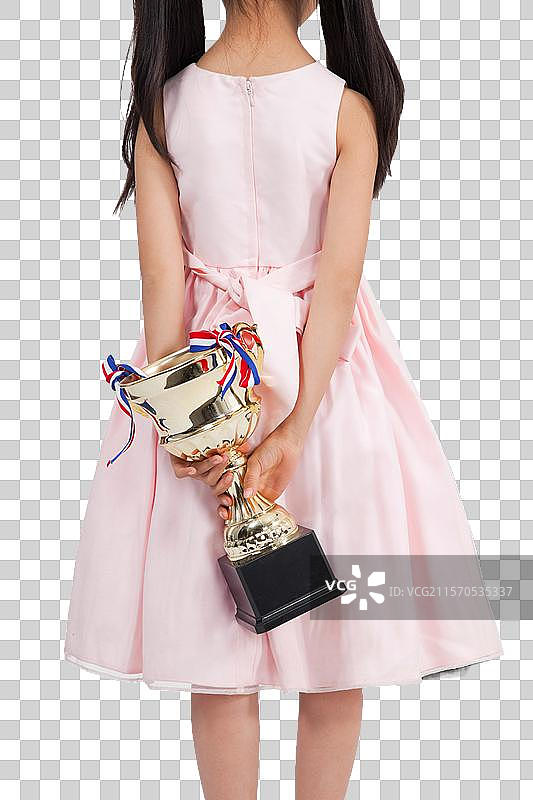 棚拍商务装年轻父亲穿裙子的小女孩拿着奖杯图片素材