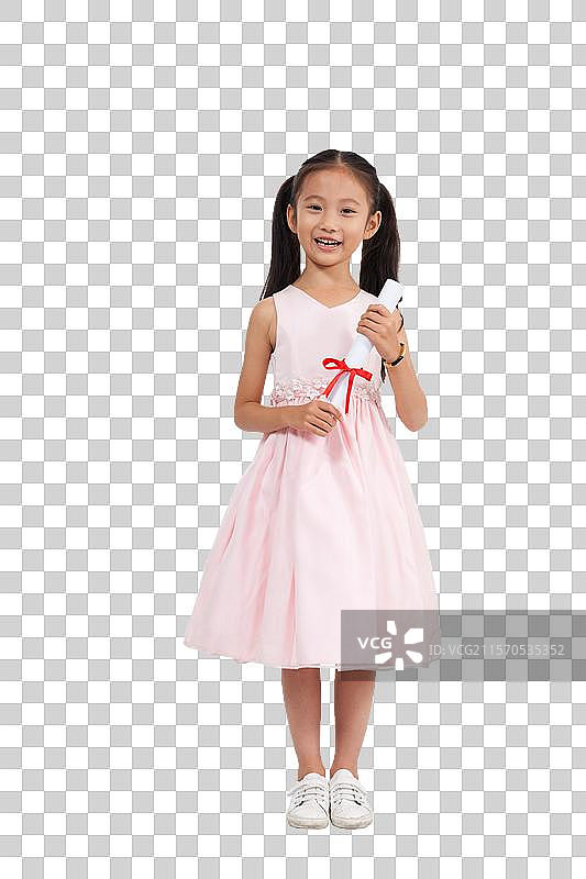 棚拍穿裙子的小女孩拿着奖状图片素材