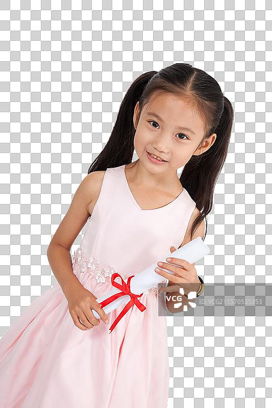 棚拍穿裙子的小女孩拿着奖状图片素材