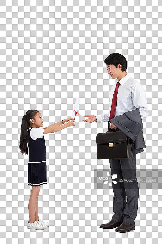 棚拍商务装年轻父亲穿裙子的小女孩拿奖状图片素材