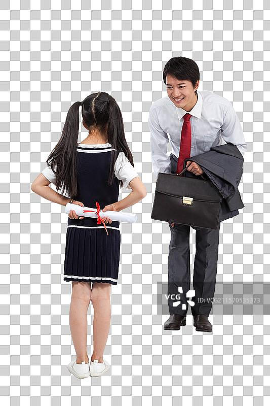 棚拍商务装年轻父亲穿裙子的小女孩拿奖状图片素材