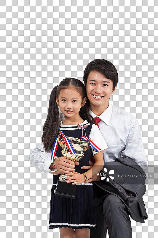 棚拍商务装年轻父亲穿裙子的小女孩抱奖杯图片素材